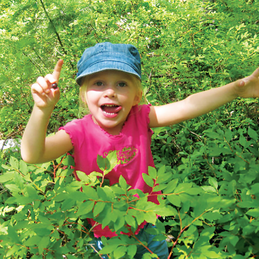 Remy_mtspokane_huckelberryPicking